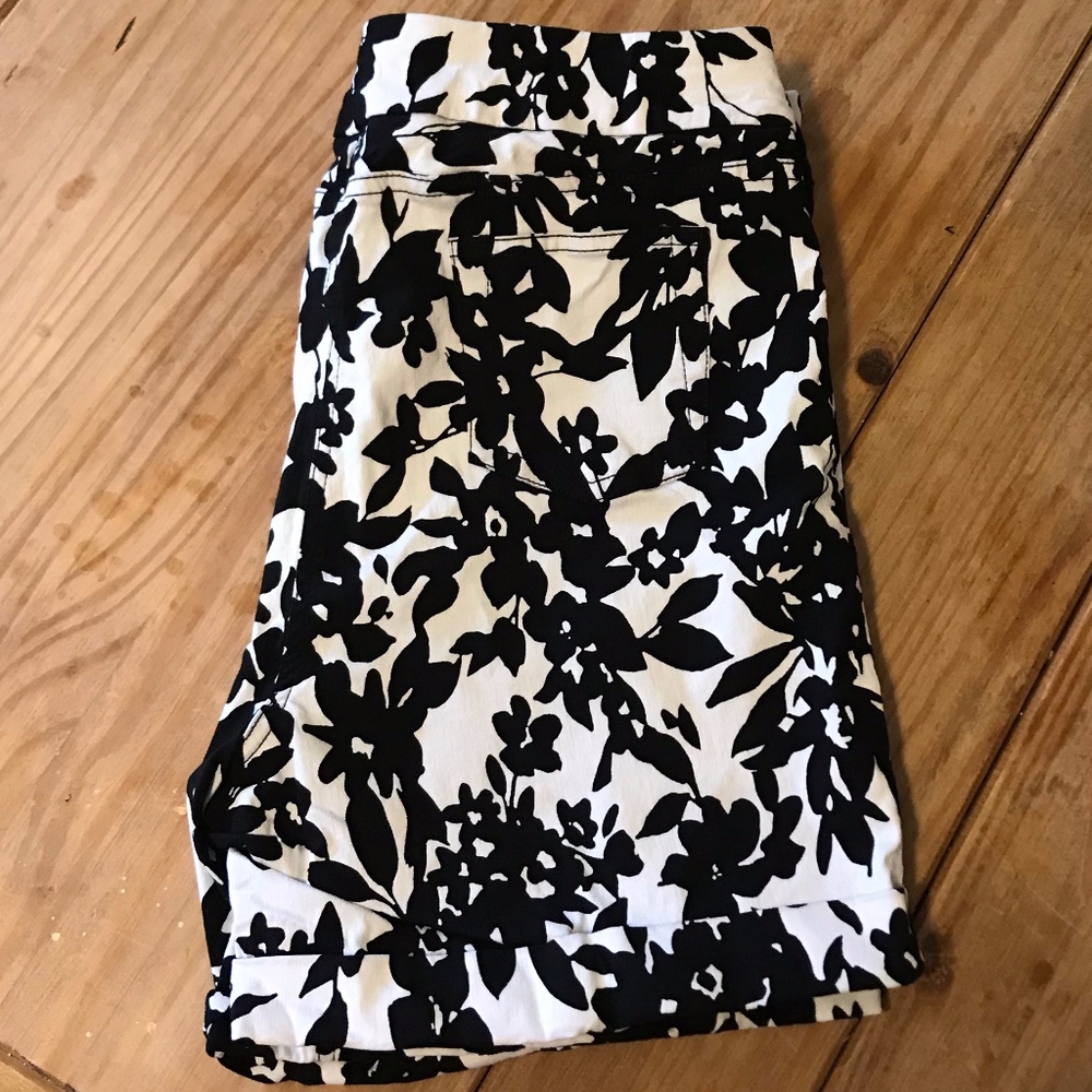 Black & white patterned shorts with 5 inch inseam